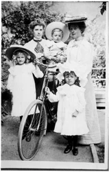 Groupe familial avec bicyclette, vers 1890